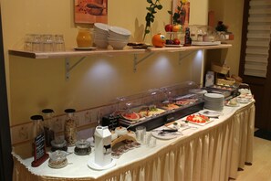 Se ofrece un desayuno bufé (7.5 EUR por persona)