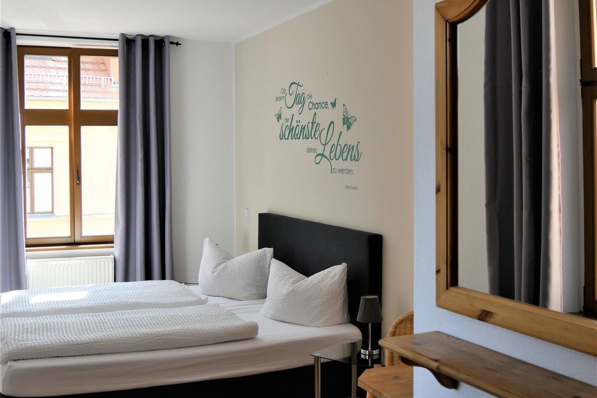 Doppelzimmer, Blick auf den Innenhof | Schreibtisch, Verdunkelungsvorhänge, kostenloses WLAN, Bettwäsche