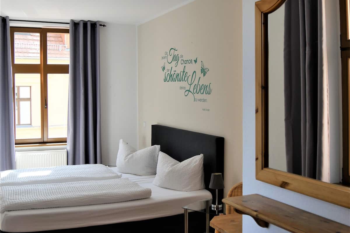 Kamar Double, pemandangan halaman | 1 kamar tidur, meja kerja, tirai kedap cahaya, dan Wi-Fi gratis