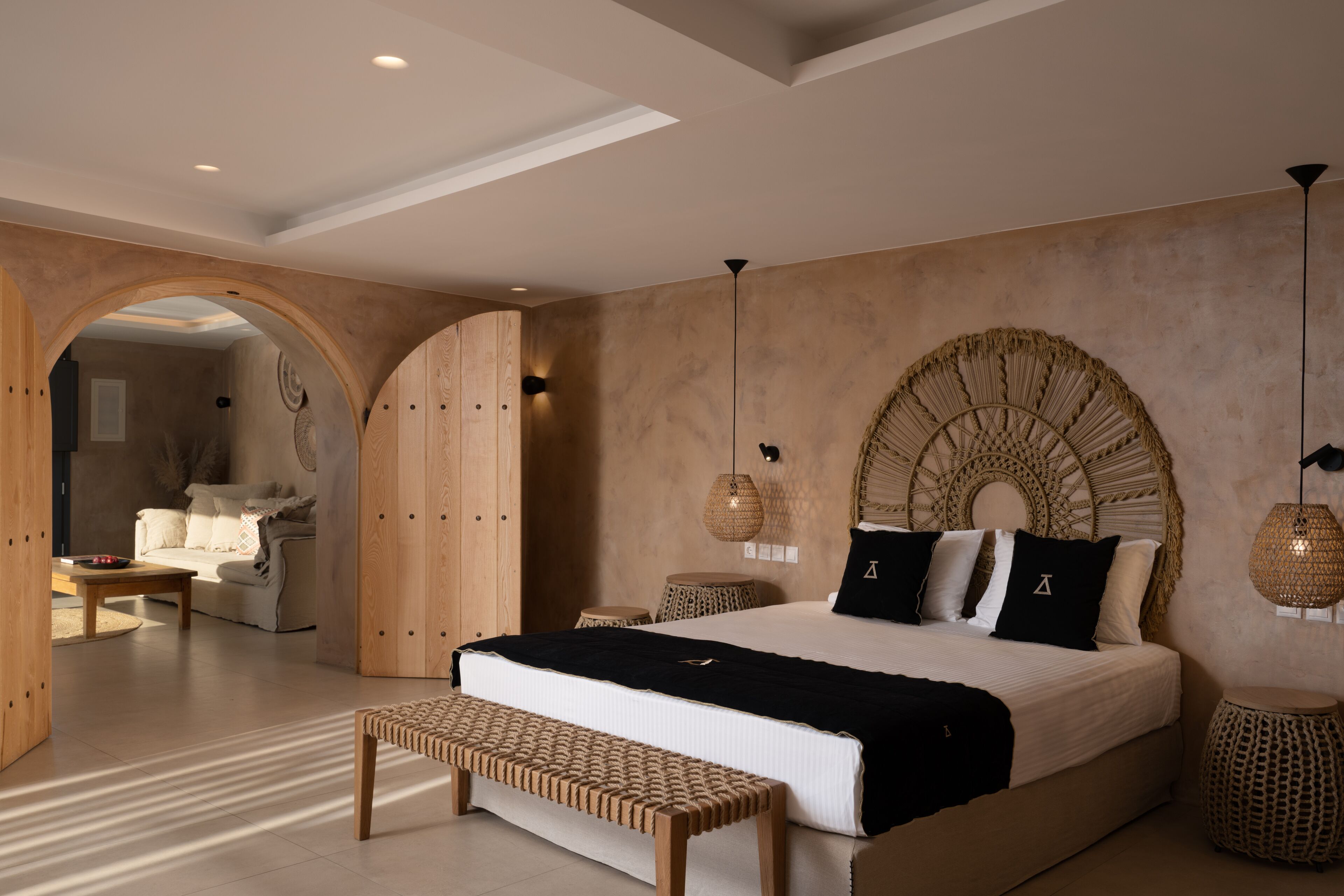 Un dormitorio moderno con una cama grande, muebles de madera y un diseño de pared único.