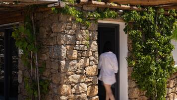 Superior Studio Suite, Sharing Pool (Fokos) | In-room safe, blackout drapes, soundproofing, iron/ironing board