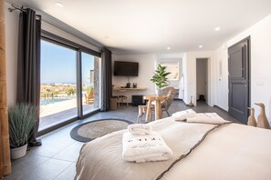 Junior Studio Suite, Private Pool (Elia) | Näkymä kaupungille