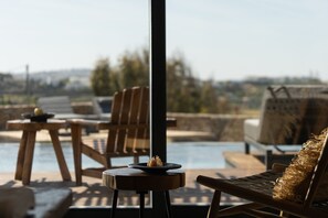 Fokos Superior Suite with Sharing Pool | Vue de la chambre