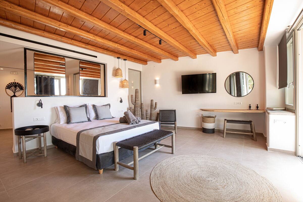 Mersini Standard Suite with Glass Pool | Premium bedding, pillowtop beds, in-room safe, blackout drapes