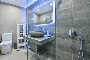 Shower, hair dryer, towels, soap - AEOLIS SUITES , Ancient Athens at your window! (Athina)