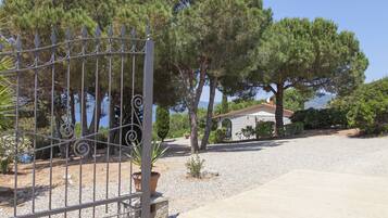 Pintu masuk properti