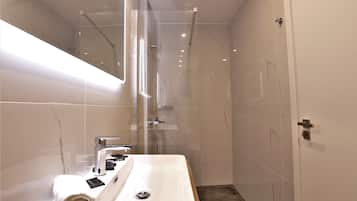 Ground Floor Apartment (One Space) | Bathroom | Shower, free toiletries, hair dryer, towels
