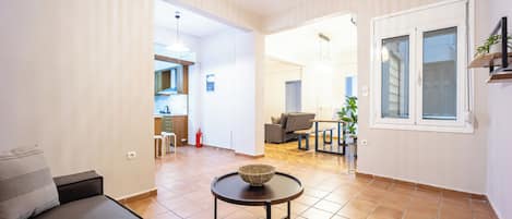Family Apartment With Balcony | 起居區 | 平面電視