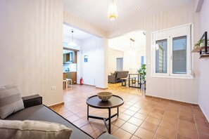 Family Apartment With Balcony | Living area | Flat-screen TV - GK Niki (Athens)