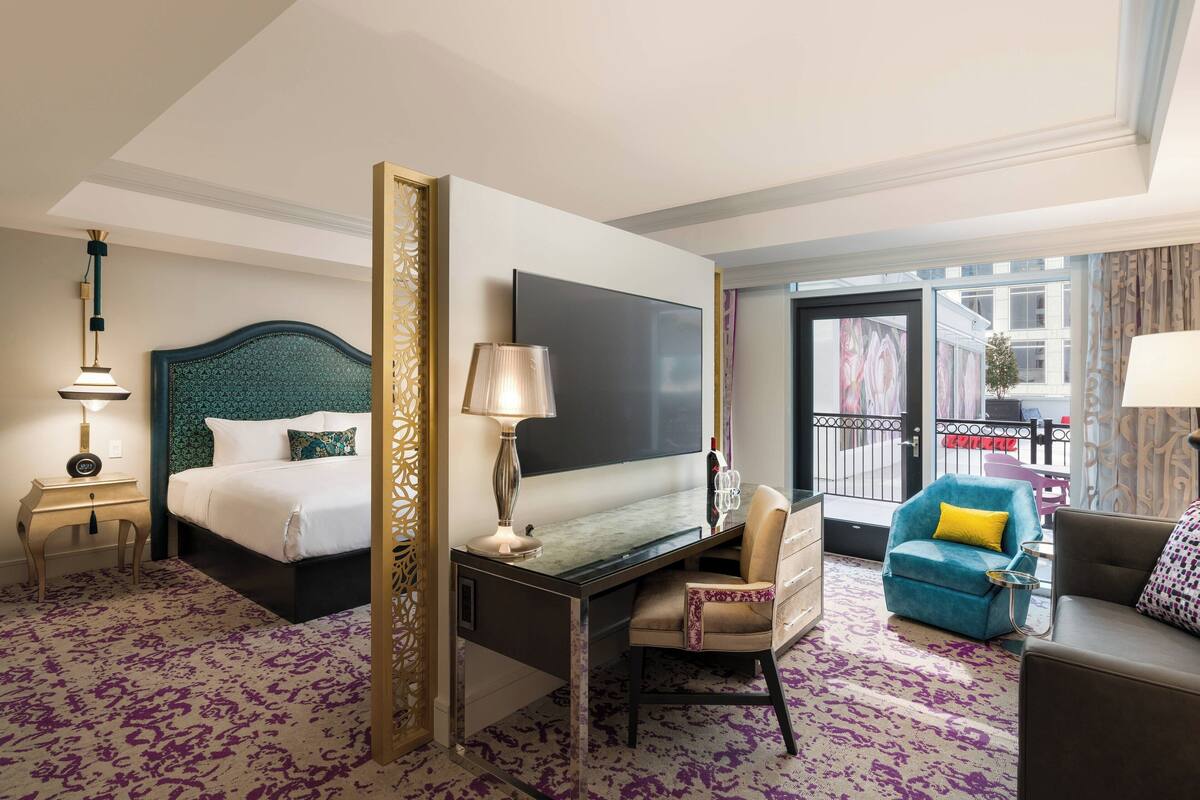Ein Hotelzimmer mit Bett, Schreibtisch und Sitzecke.
