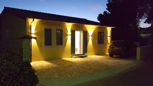 Bagian depan properti - sore/malam