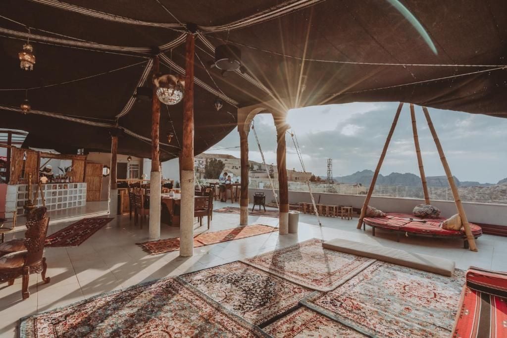تناول الطعام بالخارج