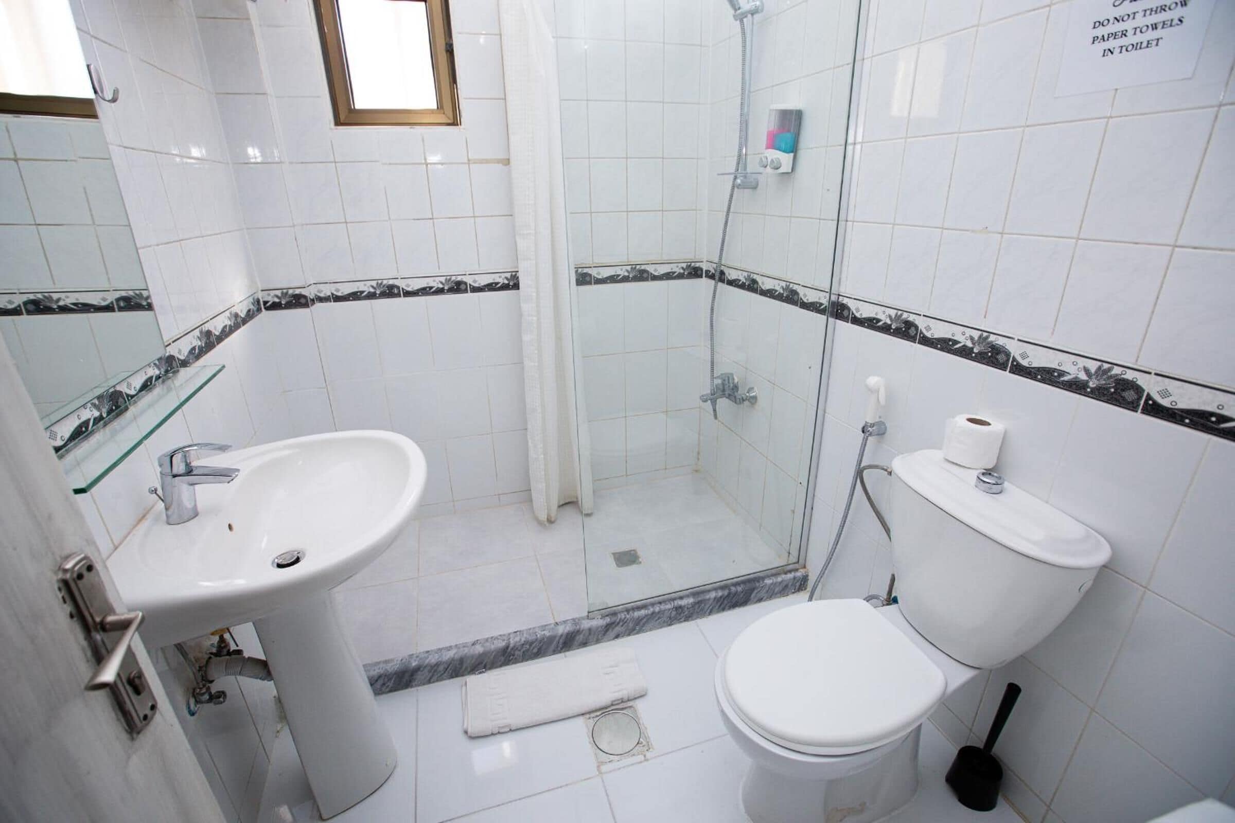 Een badkamer met een wastafel, toilet en douche.