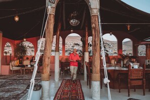 Terrace/patio - Nomads Hotel Petra (Wadi Musa)