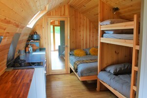 Deluxe-bústaður | Hljóðeinangrun, rúmföt