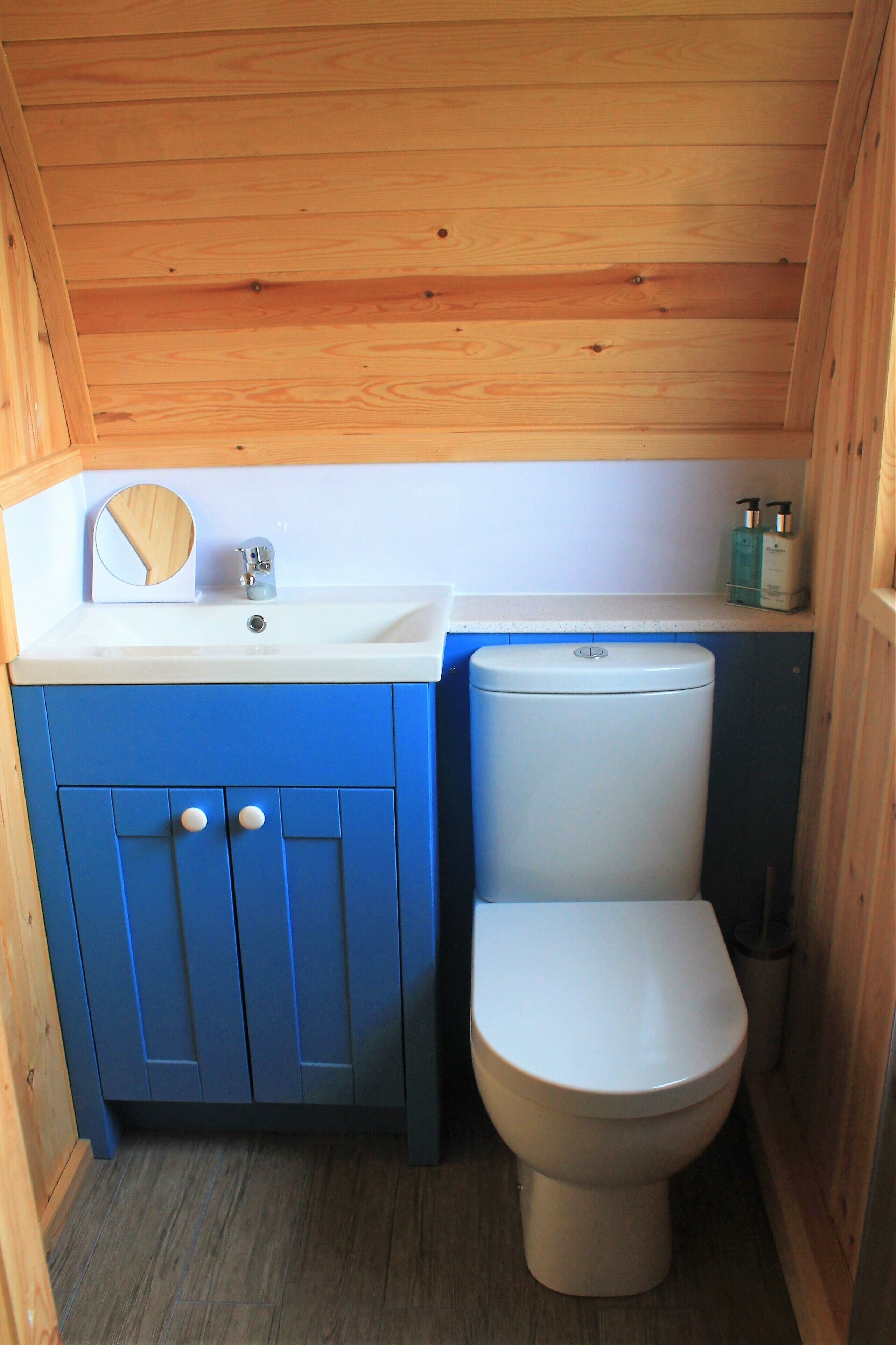 Deluxe huisje | Badkamer | Een douche, gratis toiletartikelen, handdoeken, toiletpapier