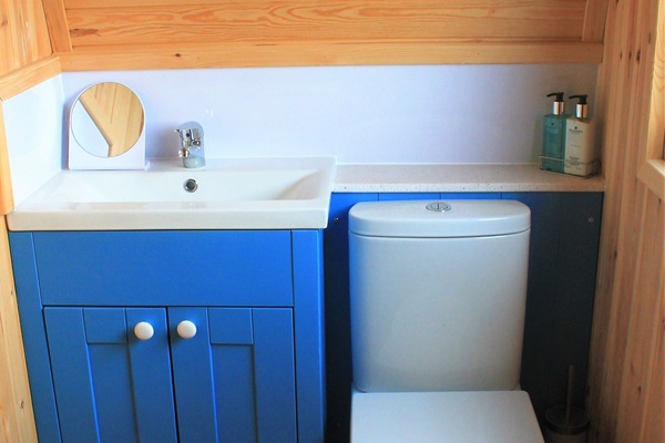 Deluxe huisje | Badkamer | Een douche, gratis toiletartikelen, handdoeken, toiletpapier