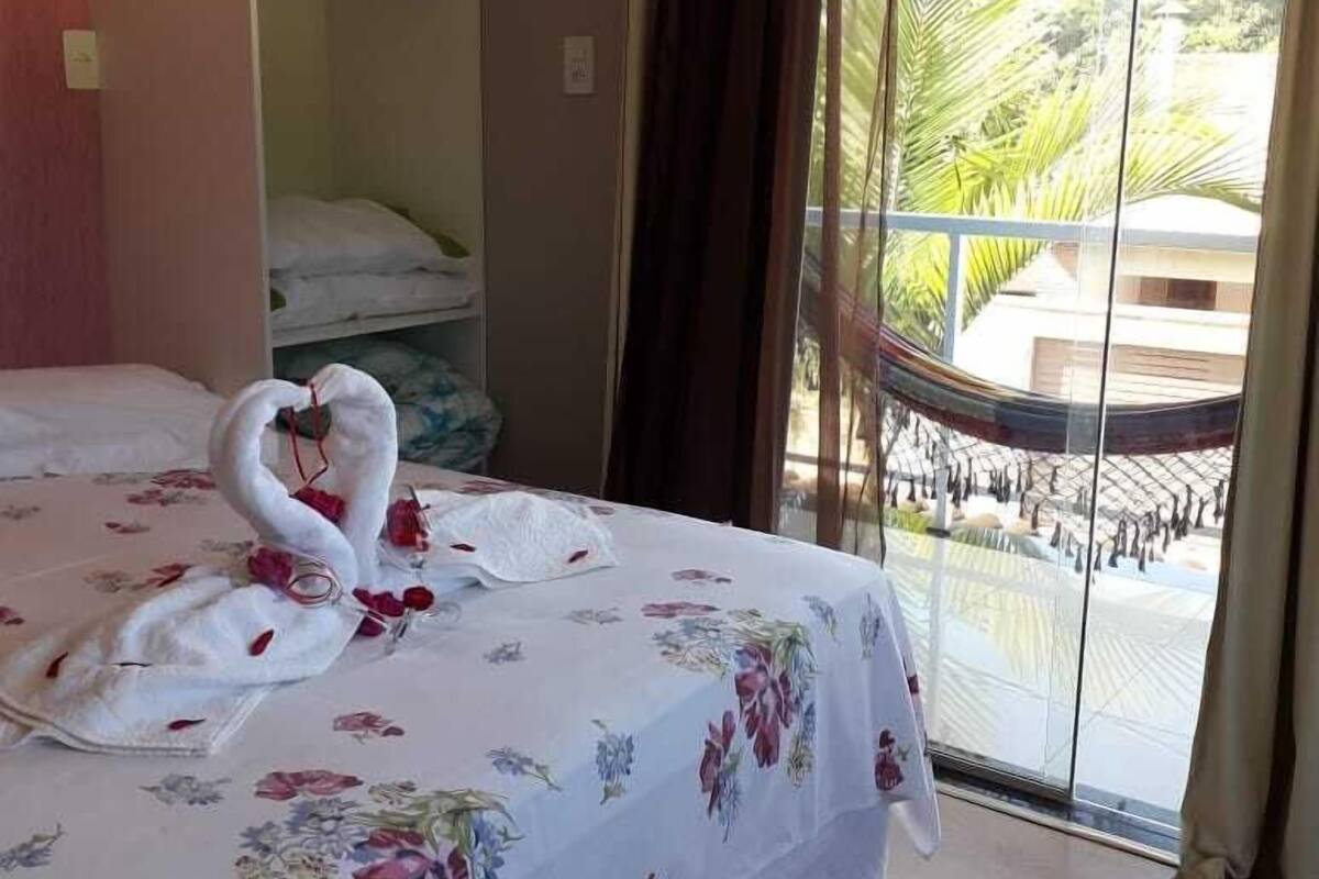 Minibar, free WiFi, bed sheets