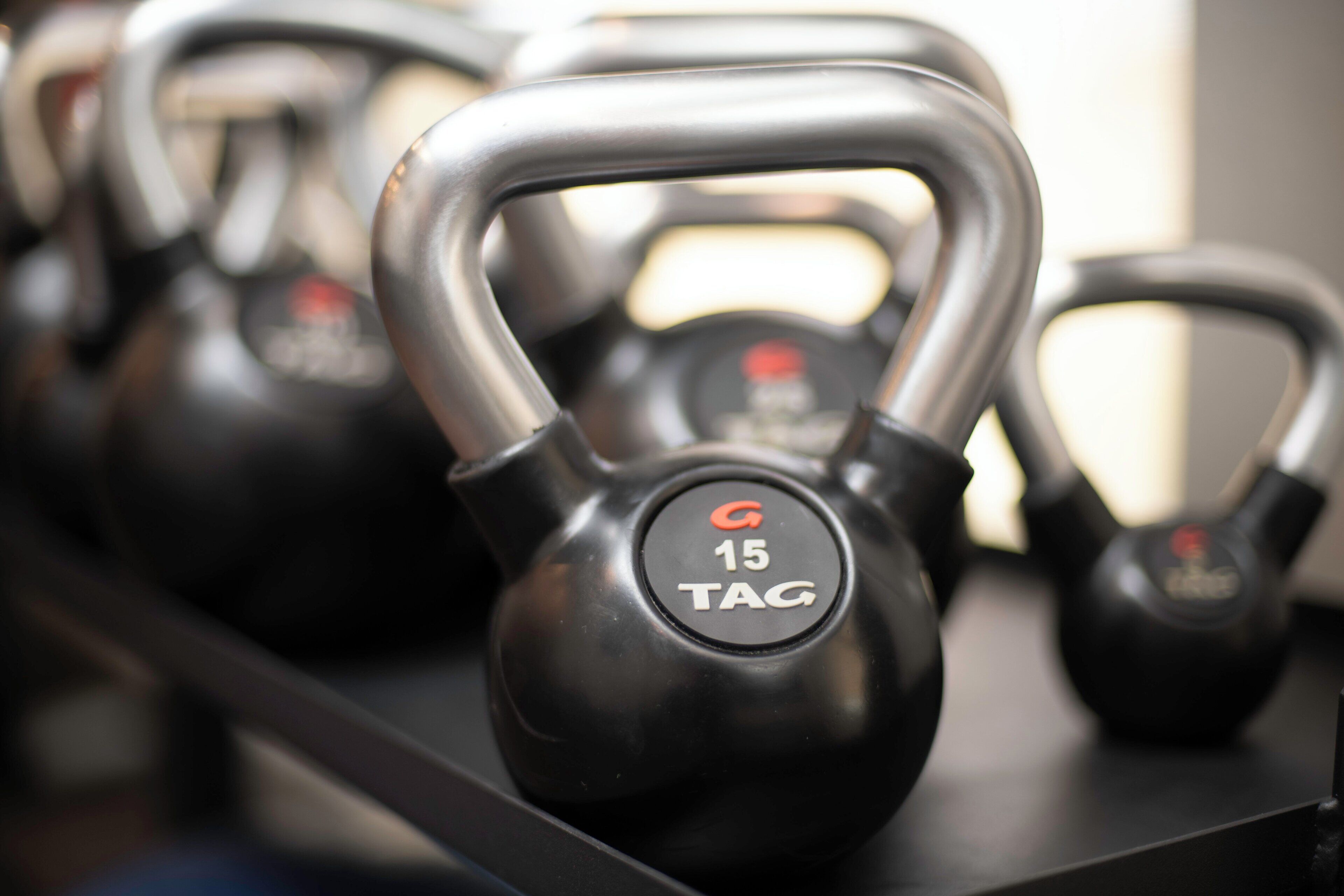Eine Reihe von Kettlebells, wobei auf jedem Gewicht 15 kg angegeben ist.