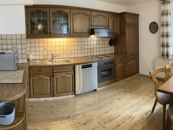 Kühlschrank, Mikrowelle, Ofen, Geschirrspüler