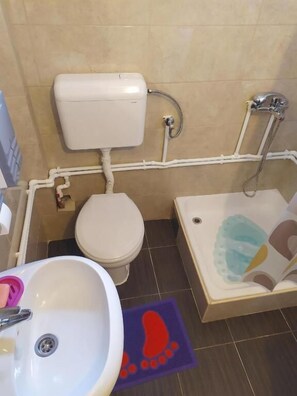 Douche, douche à « effet pluie », articles de toilette gratuits