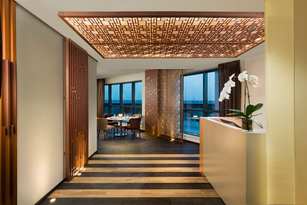 Cocktail bar, poolside views, open daily - Millennium Place Barsha Heights Hotel Apartments (Dubai)