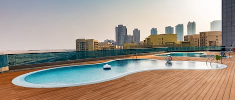 2 つの屋外プール、営業時間 7:30 ~ 20:00、プール パラソル、サンラウンジャー