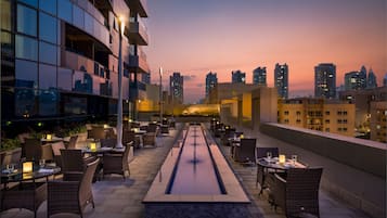 4 restaurantes; se sirve desayuno, almuerzo y cena; cocina internacional