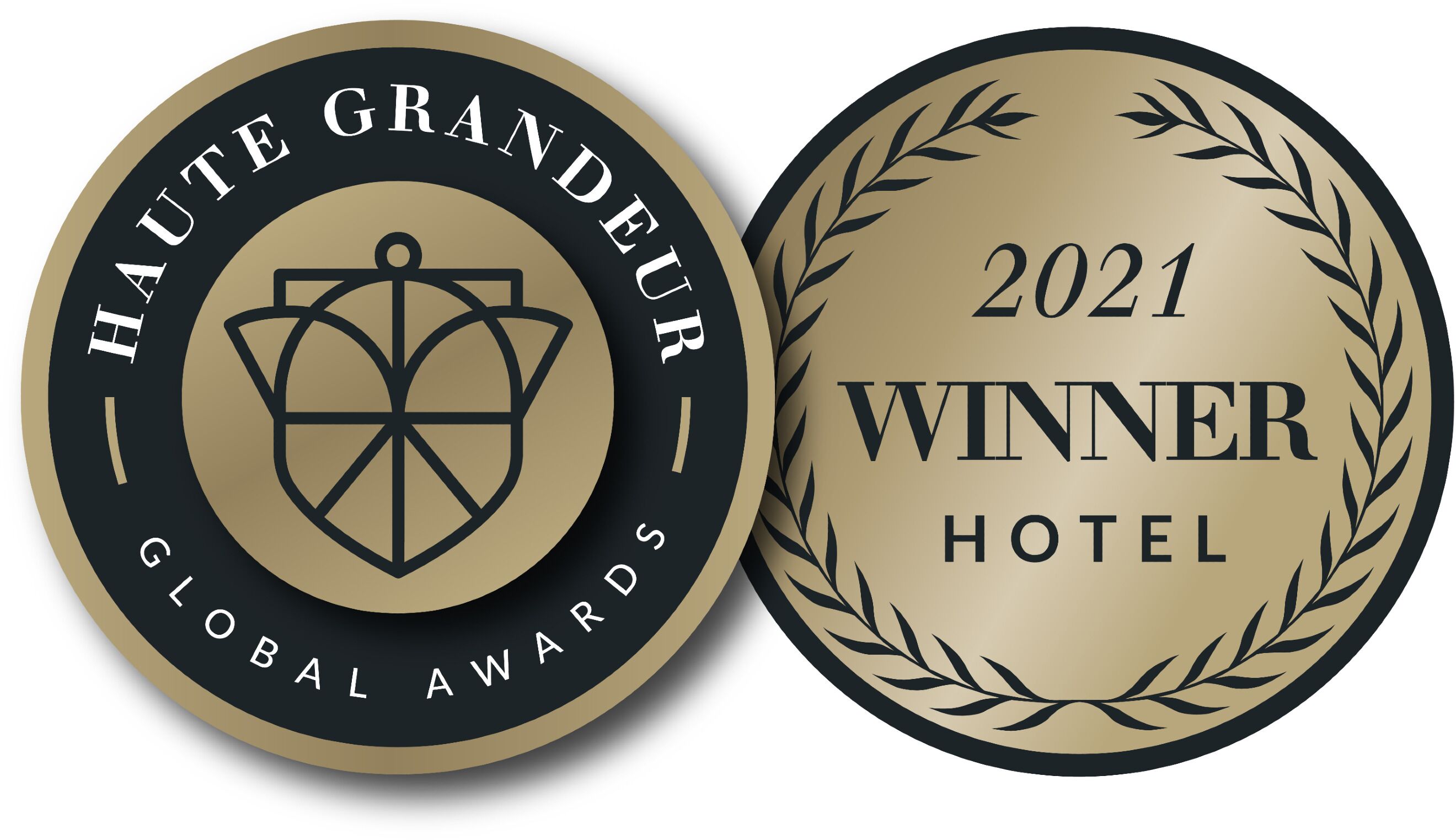 To cirkulære anerkendelser, hvoraf den ene har et laurbærkrans og teksten '2021 WINNER HOTEL'.