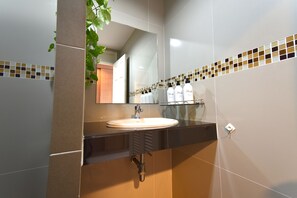 Superior Room | Bathroom | Shower, rainfall showerhead, free toiletries, hair dryer - Ascella Sukhumvit 38 (Bangkok)