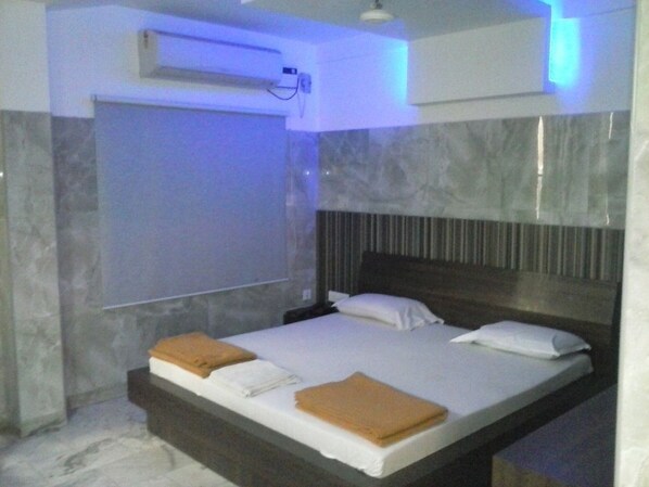 Free WiFi, bed sheets