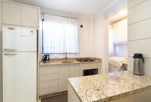 Apartamento | Cocina privada | Frigorífico, microondas, placa de cocina y utensilios de cocina