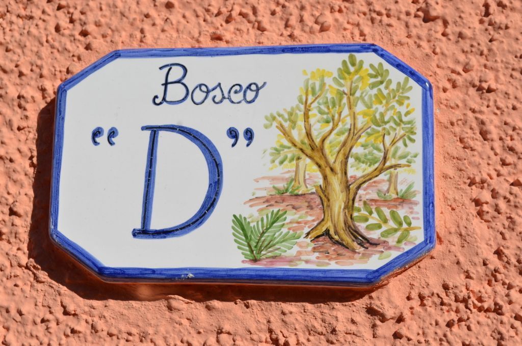 A house sign with the name "Bosco" and the letter "D".