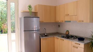Apartment, 2 Bedrooms (D) | Private kitchen | Fridge, microwave, stovetop, cookware/dishes/utensils