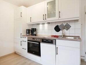 Kühlschrank, Ofen, Geschirrspüler, Wasserkocher mit Kaffee-/Teezubehör