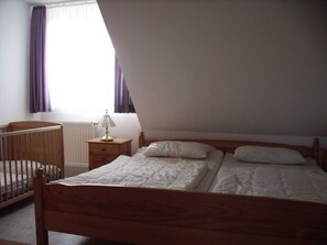 2 bedrooms, travel crib, bed sheets