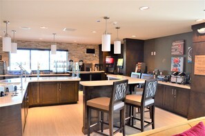 بوفيه فطور مجانًا يوميًا