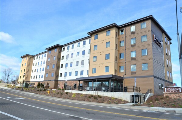 A multi-story hotel with a modern design, featuring a mix of beige and white facades, and a sign indicating Staybridge Suites. - Staybridge Suites Hillsboro - Orenco Station by IHG (Hillsboro)