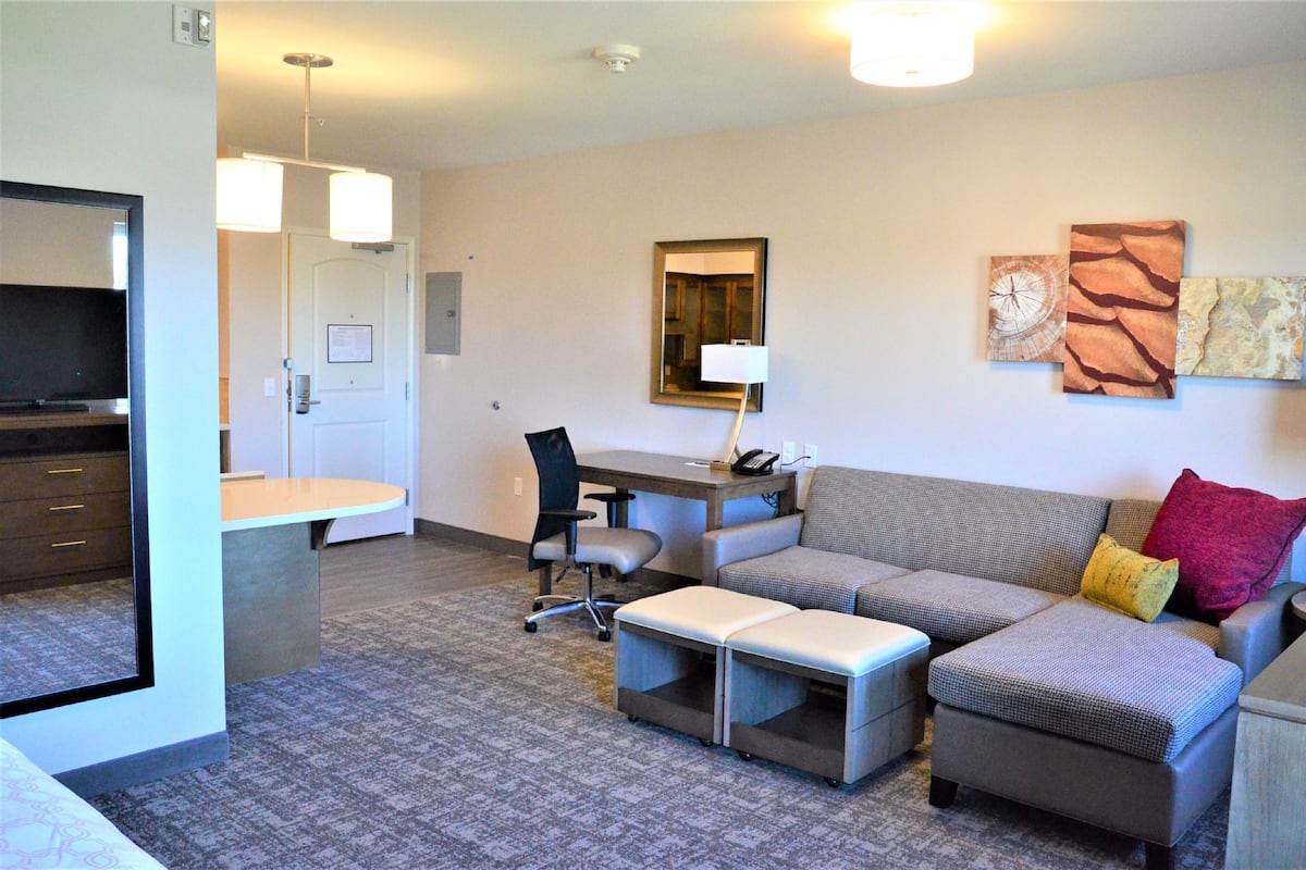 1 bedroom, in-room safe, desk, blackout curtains