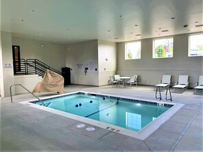 من حمّامات السباحة المغطاة