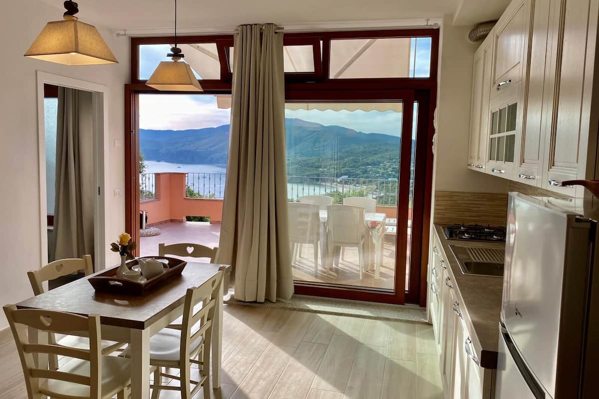 Deluxe-Studio, 1 Schlafzimmer, Kochnische, Meerblick (Villetta Zuccale 4) | Wohnbereich | Flachbildfernseher