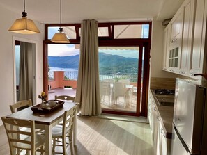 Monolocale Deluxe, 1 camera da letto, angolo cottura, vista mare (Villetta Zuccale 4) | Area soggiorno | TV a schermo piatto