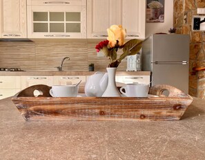 Monolocale Deluxe, 1 camera da letto, angolo cottura, vista mare (Villetta Zuccale 4) | Area soggiorno | TV a schermo piatto