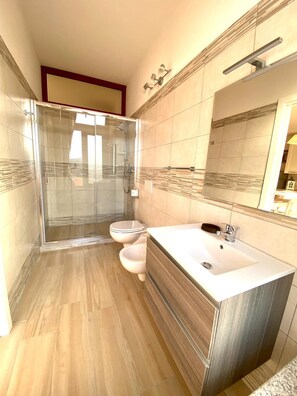 Estúdio luxo, 1 quarto, cozinha americana, vista para o mar (Villetta Zuccale 4) | Banheiro | Chuveiro, chuveiro com efeito de chuva, bidê 