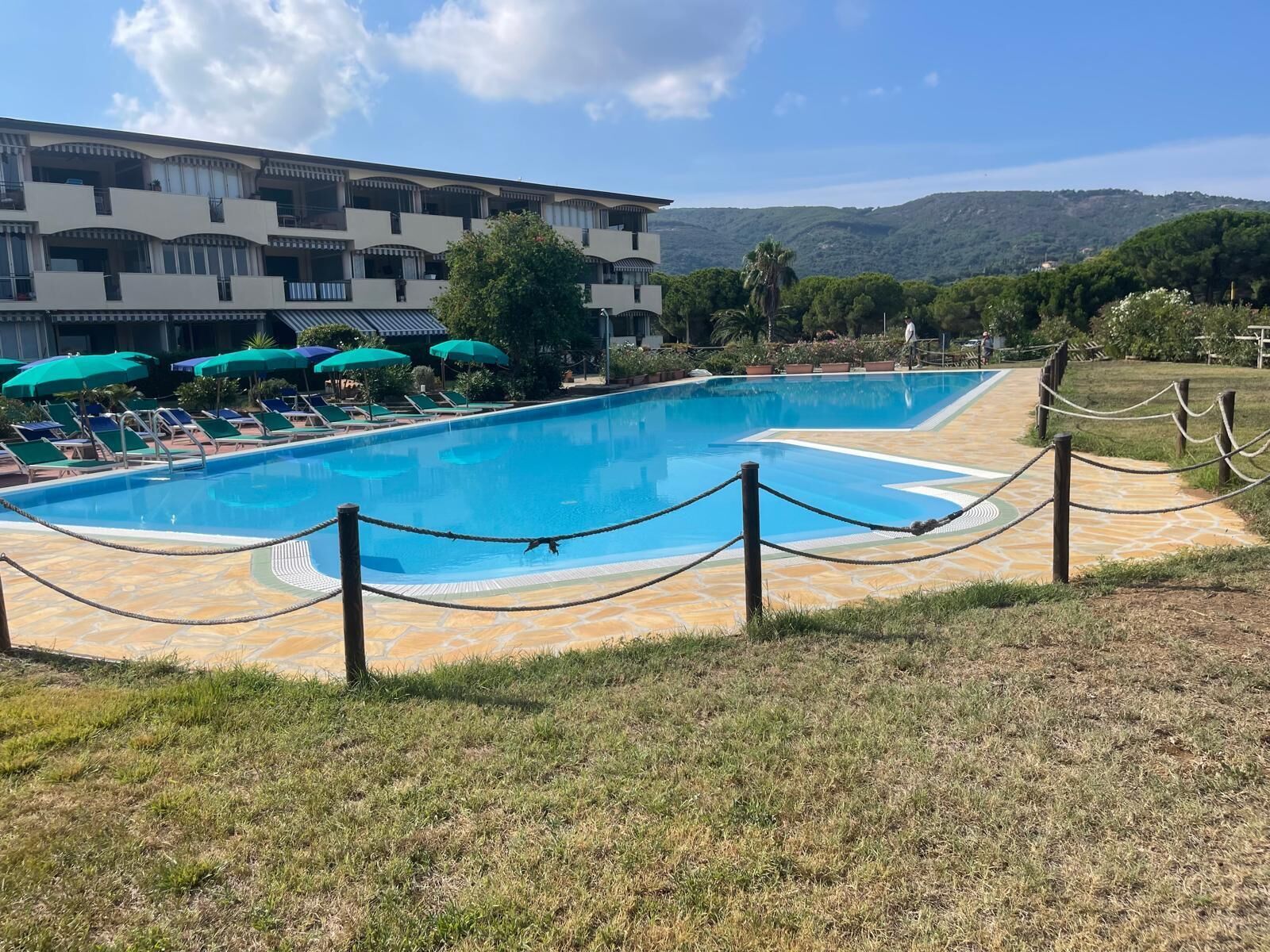 Piscine extérieure, parasols de plage, chaises longues