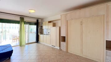 Apartment | 1 bedroom, desk, bed sheets