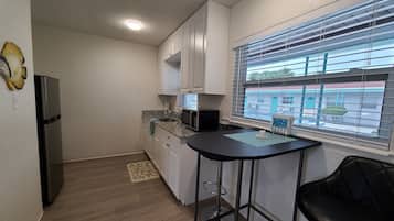 Deluxe Studio | Private kitchenette | Microwave, coffee/tea maker, toaster, cookware/dishes/utensils