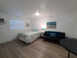 Estudio Deluxe | Muebles diferentes, tabla de planchar con plancha y wifi gratis 