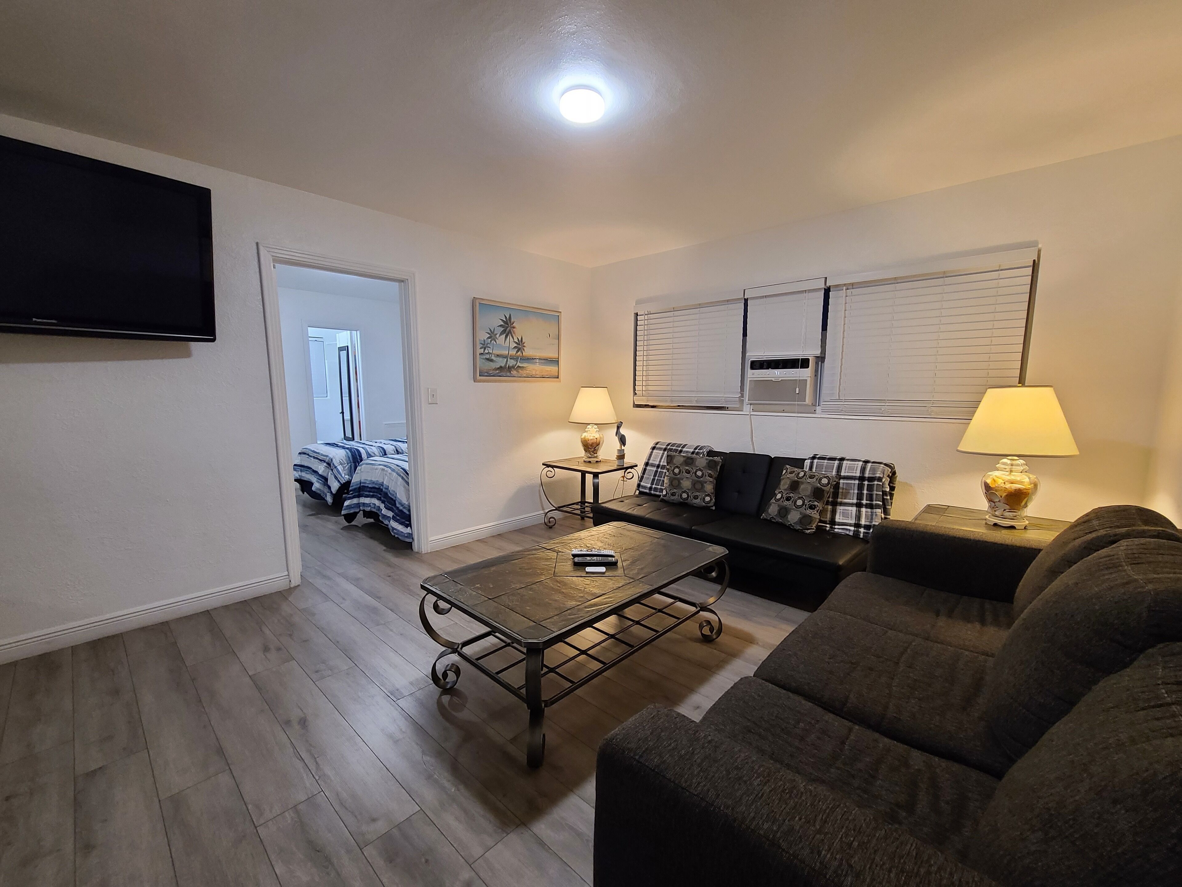 Suite Premium | Área de sala de estar | Smart TV de 32 pulgadas con canales por cable y televisión 