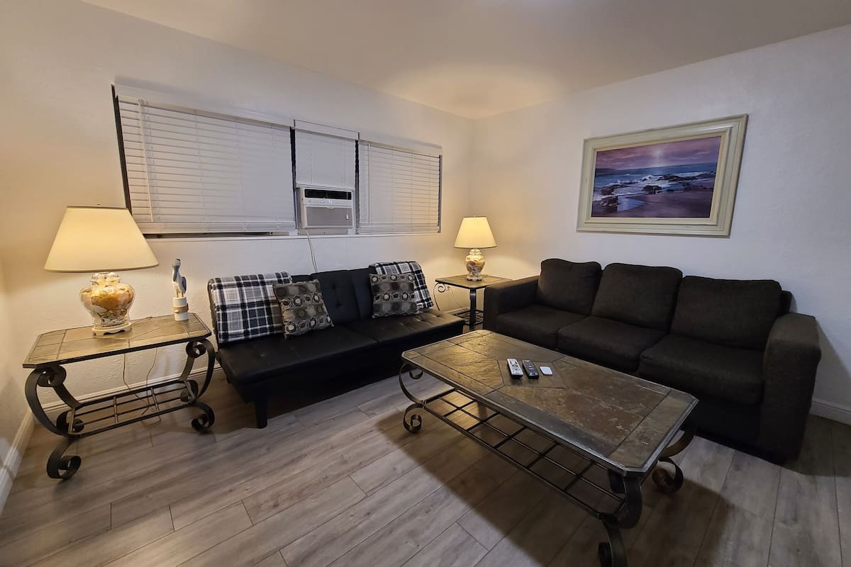 Premium Suite | Living area | 32-inch Smart TV with cable channels, TV